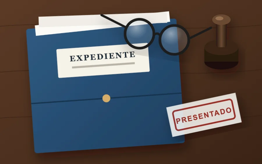 Expediente, sello y gafas sobre mesa de nogal