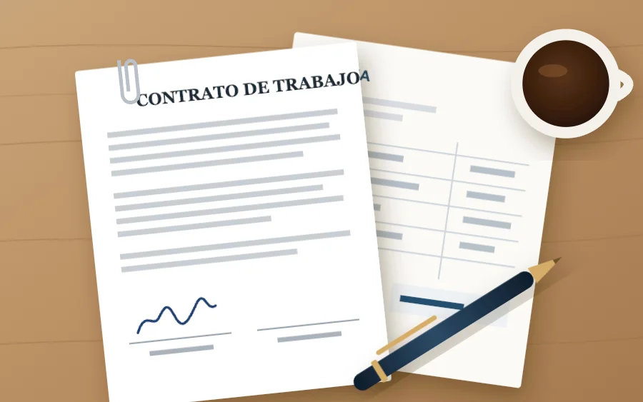 Contrato de trabajo y nómina sobre una mesa de madera